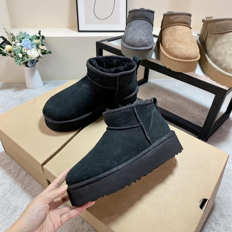 Winter Clothing Brands - รองเท้าบูทหิมะผู้หญิงแบรนด์หรู 2026 รองเท้าข้อสั้นพื้นเรียบ รองเท้าแตะขนสัตว์สำหรับฤดูหนาว รุ่นมินิแทสมัน สีดำ