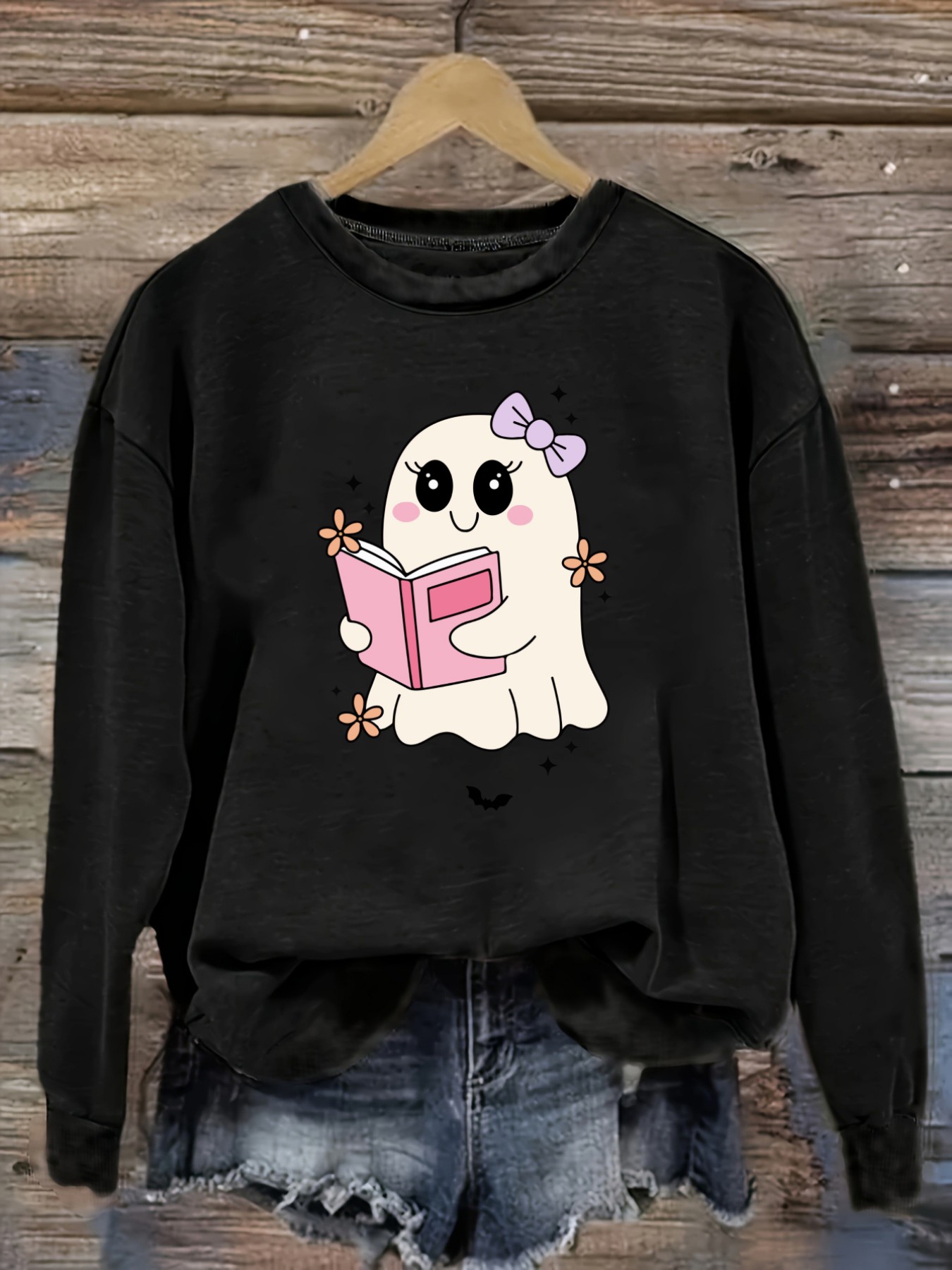 Winter Clothing Design - เสื้อยืดแขนยาวคอกลมลำลองสำหรับผู้หญิง ลายผีน่ารักกำลังอ่านหนังสือสีชมพู เสื้อผ้าผู้หญิงคอกลม ซักเครื่องได้ ยืดหยุ่นเล็กน้อย ทรงหลวม